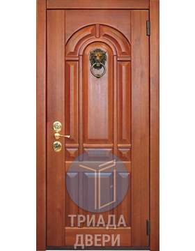 дверь с массивом дерева и стучалкой