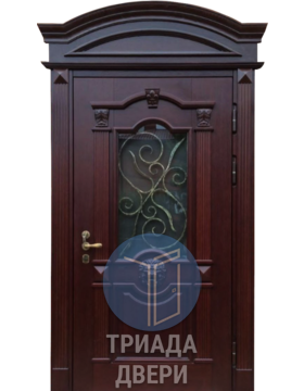 парадная дверь с массивом дерева и коваными элементами