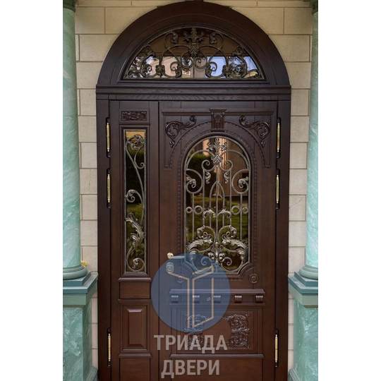 металлическая арочная дверь со стеклом и ковкой в дом - фото 1
