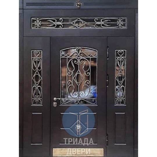 парадная дверь с ковкой в загородный дом