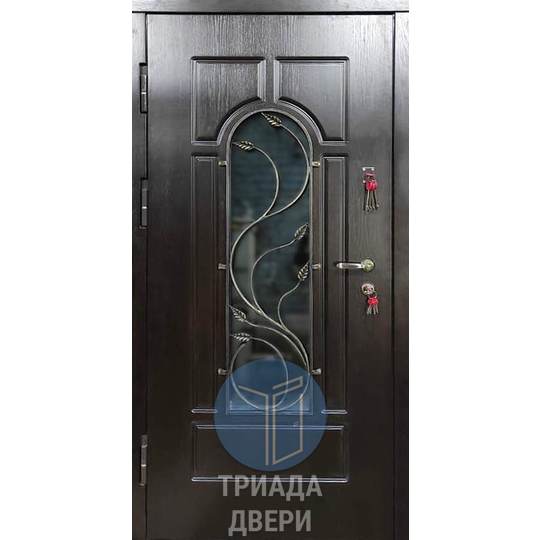 трехконтурная дверь с ковкой на дачу