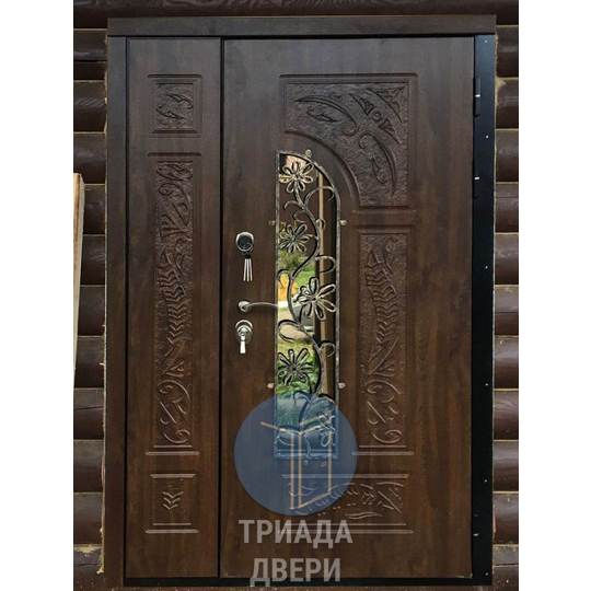 дверь в коттедж со стеклом и коваными элементами - фото 1