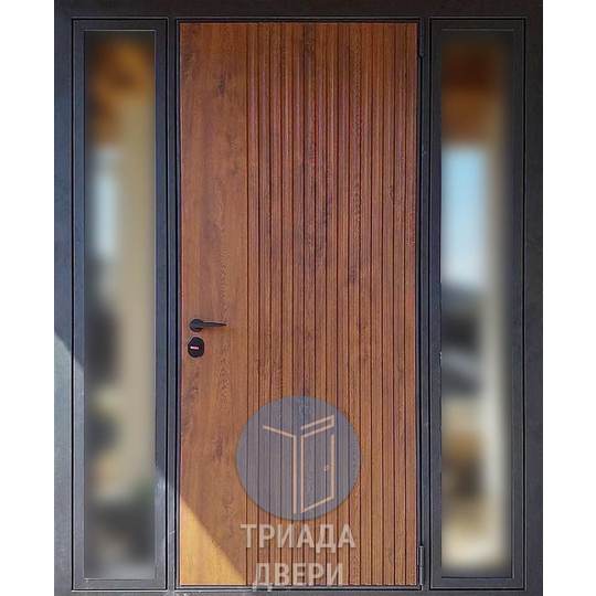 трехконтурная стальная дверь в загородный дом со стеклом